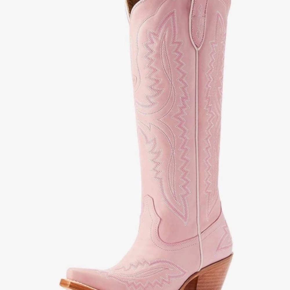 ISO ARIAT Casanova pink boots like I’m photo! Size 8 :)